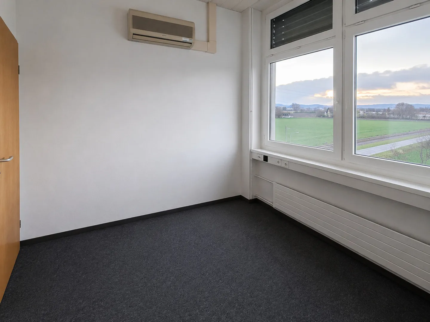 Uncomplicated office space on the 4th floor - Photo 2 of 4
