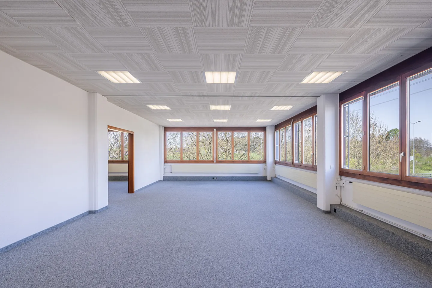 Bright office space in the industrial district - Photo 2 of 6