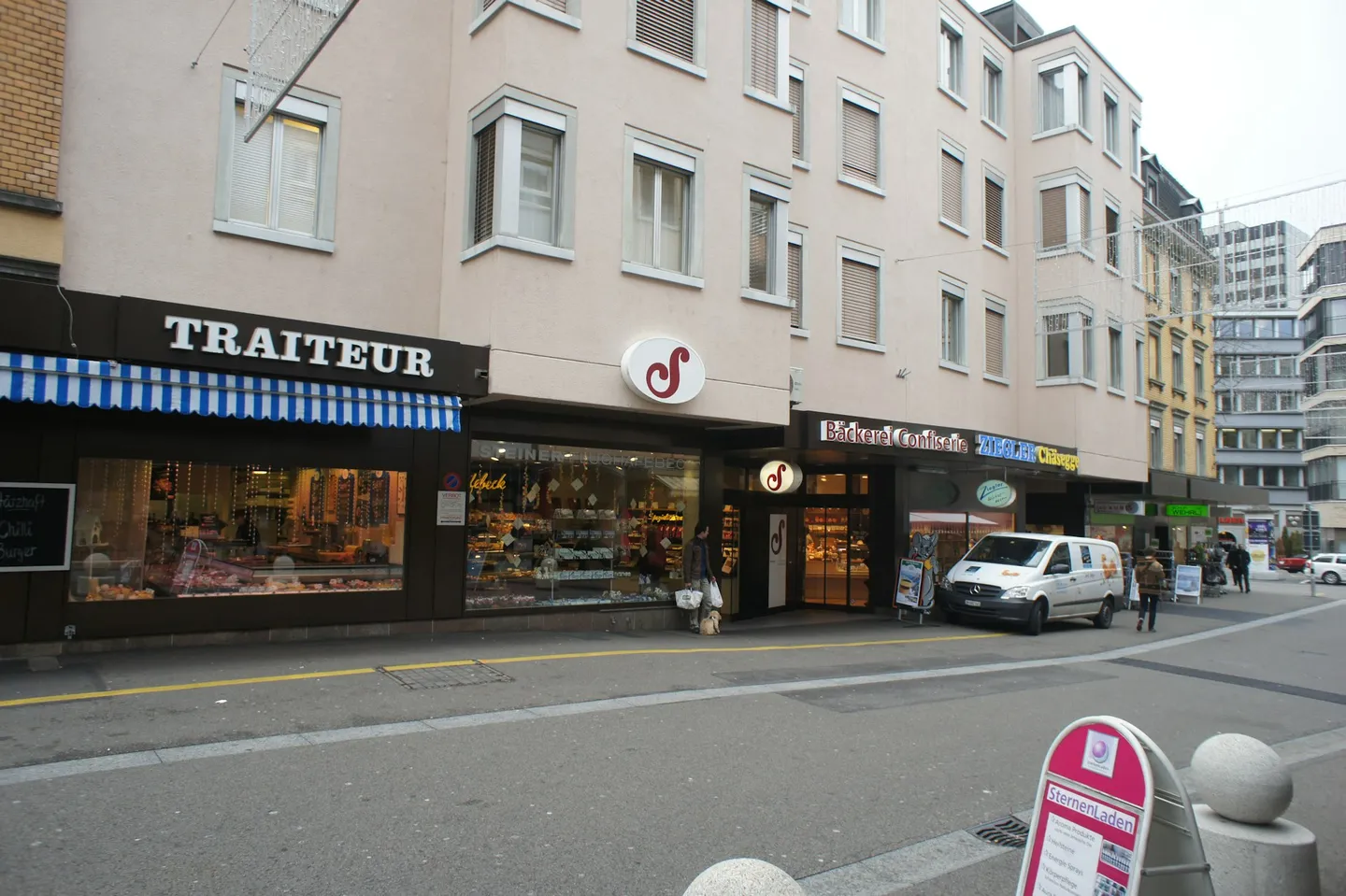 Prime location with high foot traffic - Retail space in Oerlikon - Photo 1 of 3