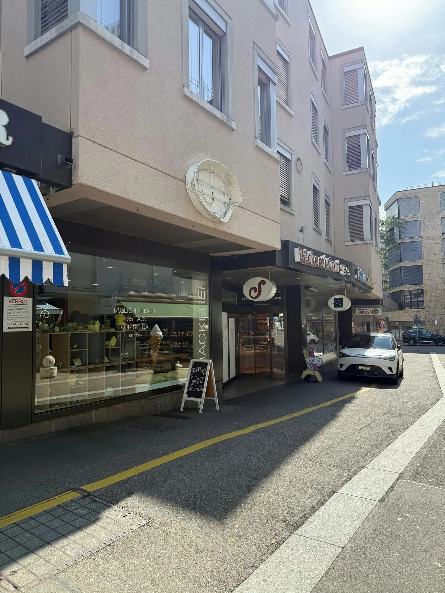 Prime location with high foot traffic - Retail space in Oerlikon - Photo 2 of 3