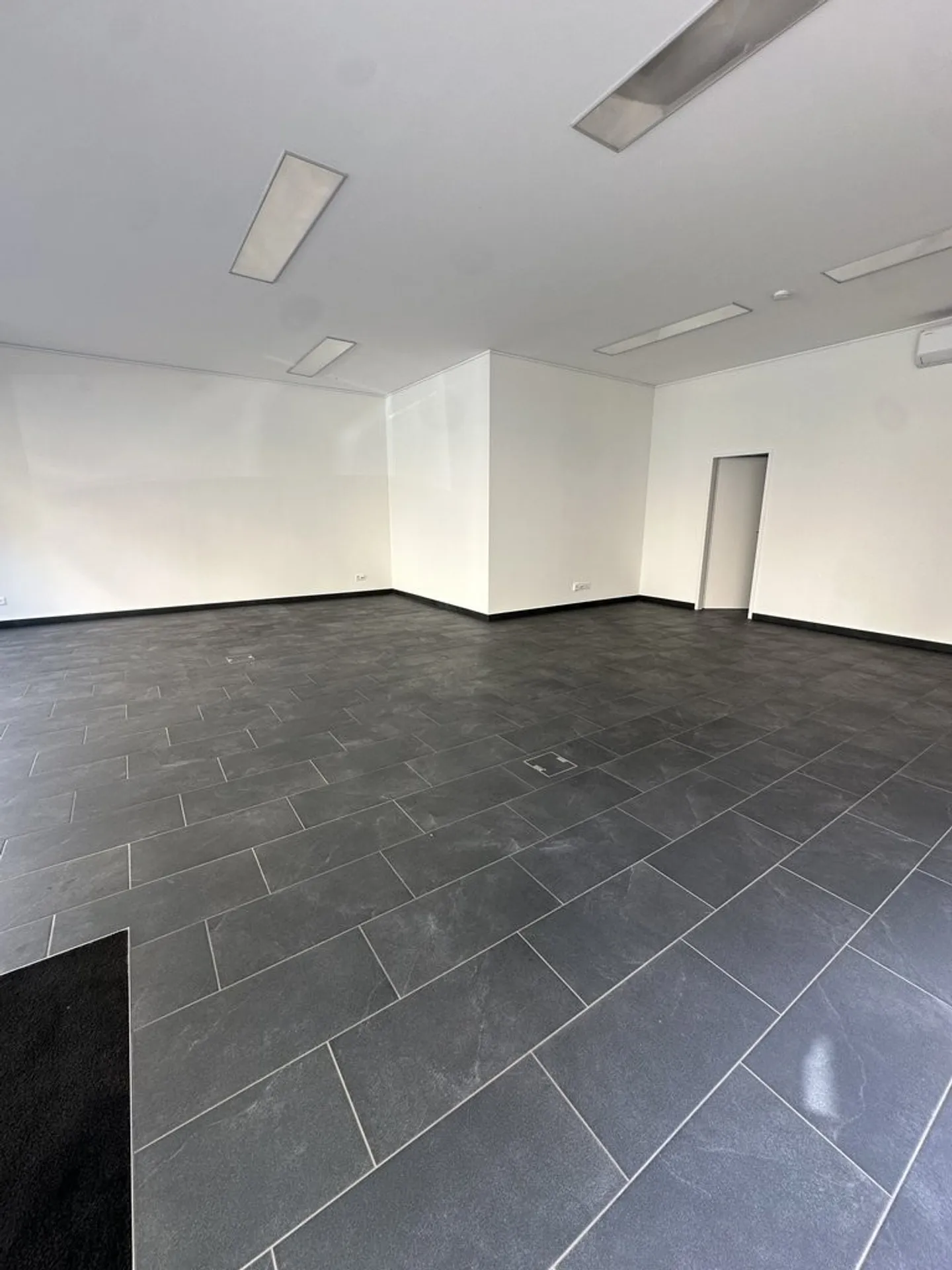 Spazio commerciale luminoso con vetrina per negozio, ufficio o studio - Foto 3 di 8