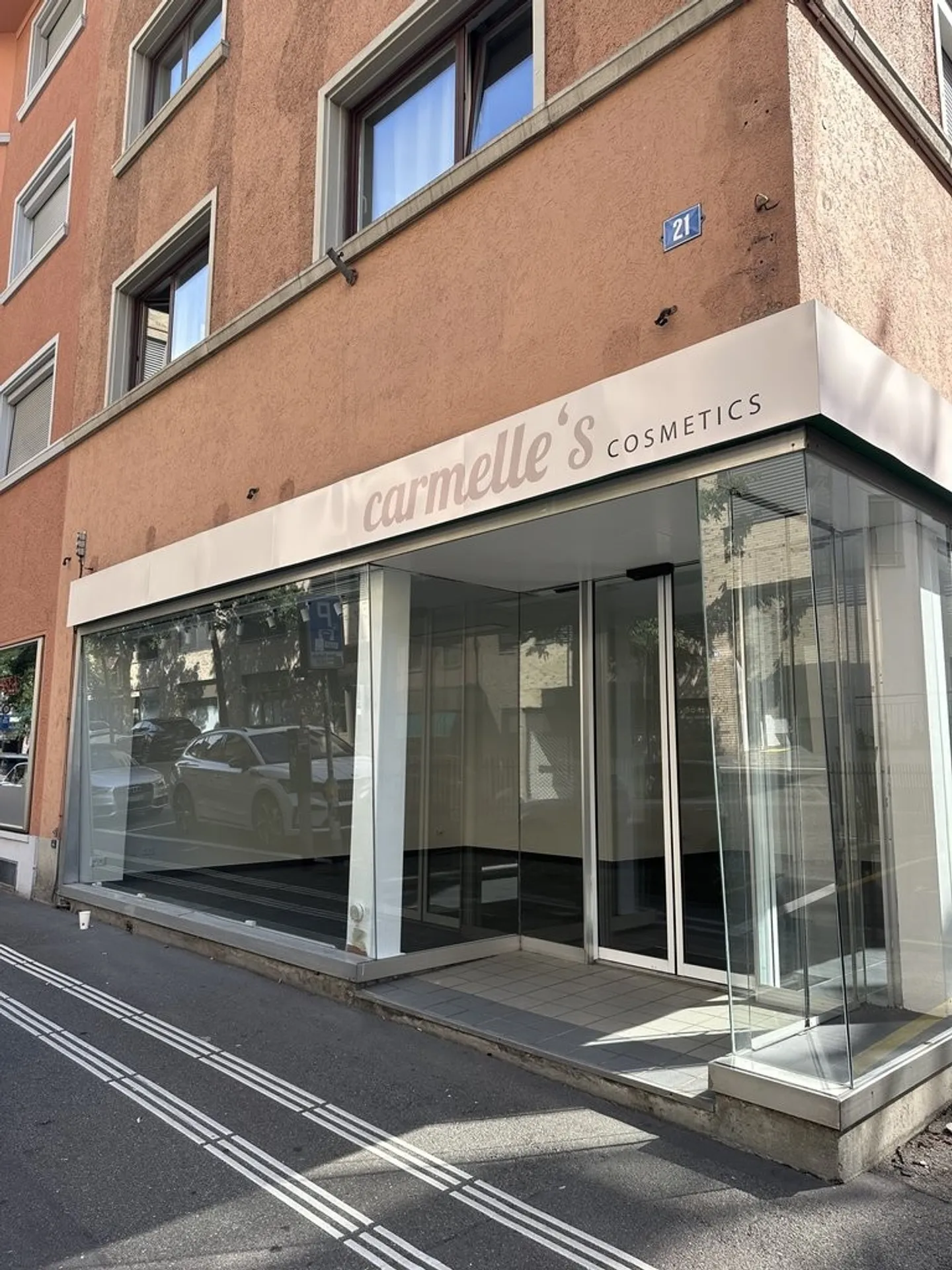 Spazio commerciale luminoso con vetrina per negozio, ufficio o studio - Foto 2 di 8