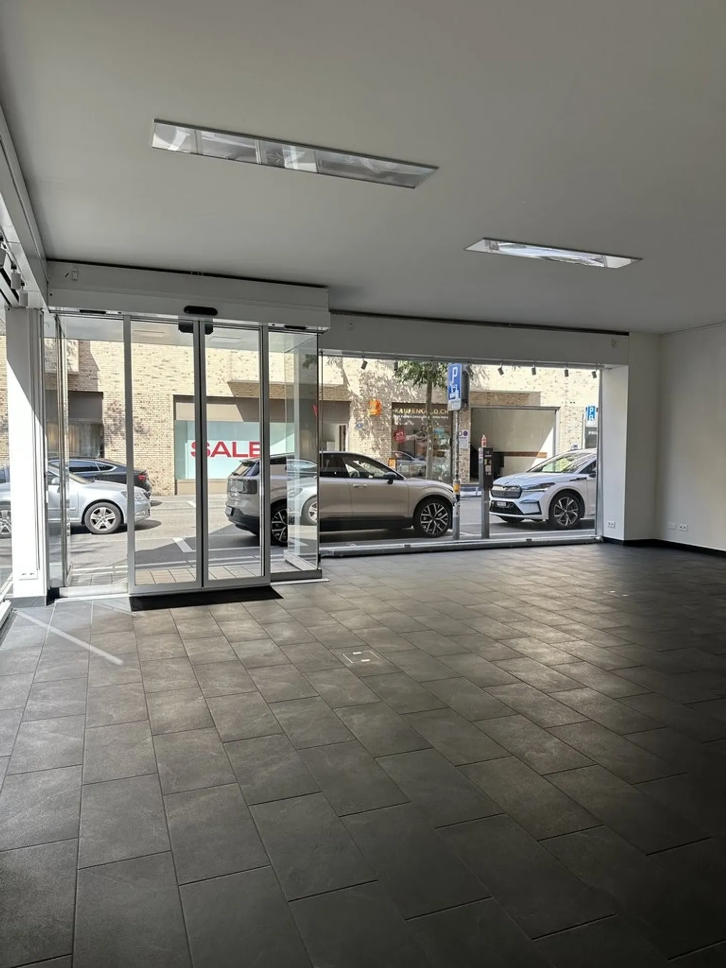 Spazio commerciale luminoso con vetrina per negozio, ufficio o studio - Foto 4 di 8