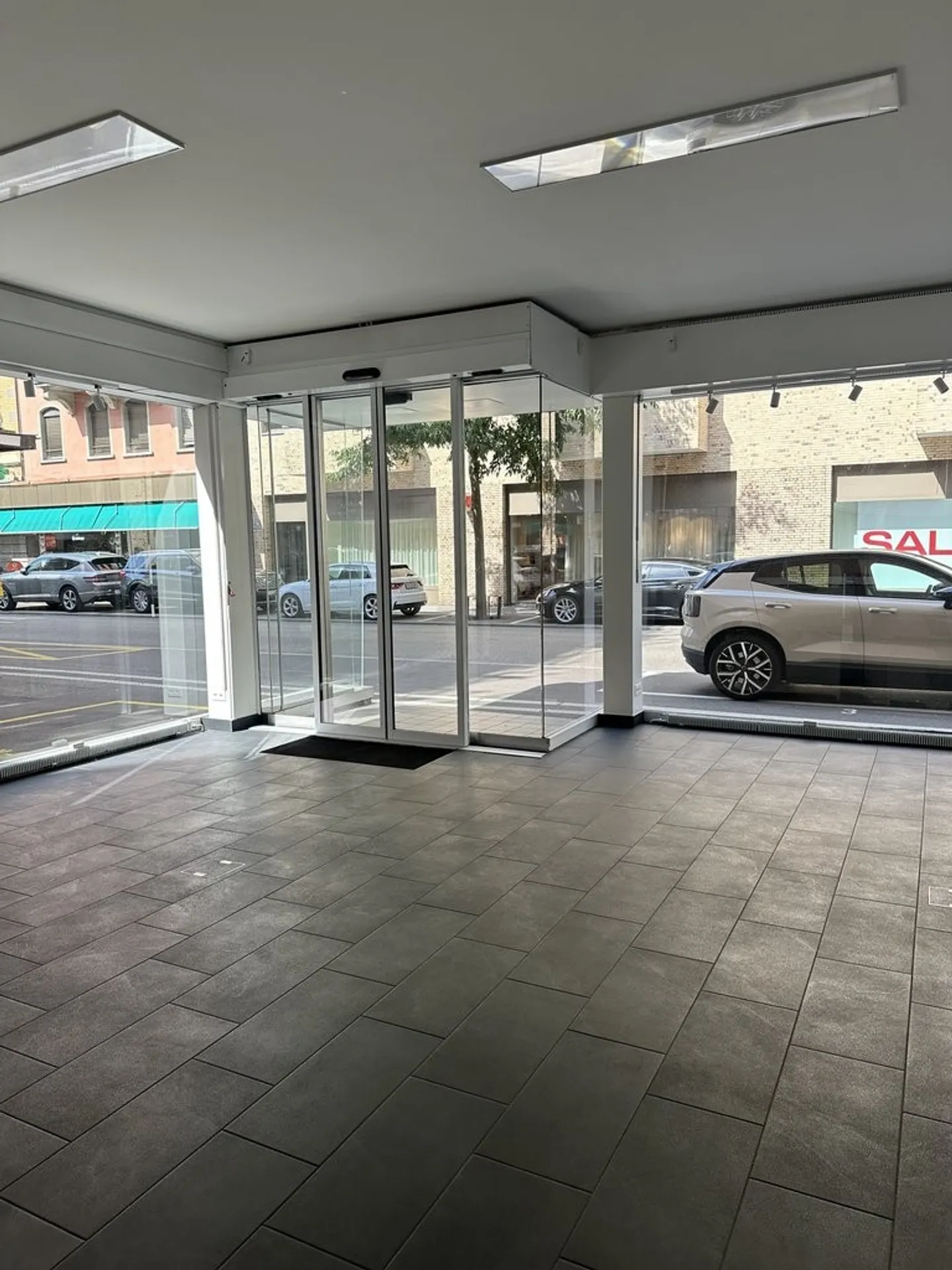 Spazio commerciale luminoso con vetrina per negozio, ufficio o studio - Foto 5 di 8