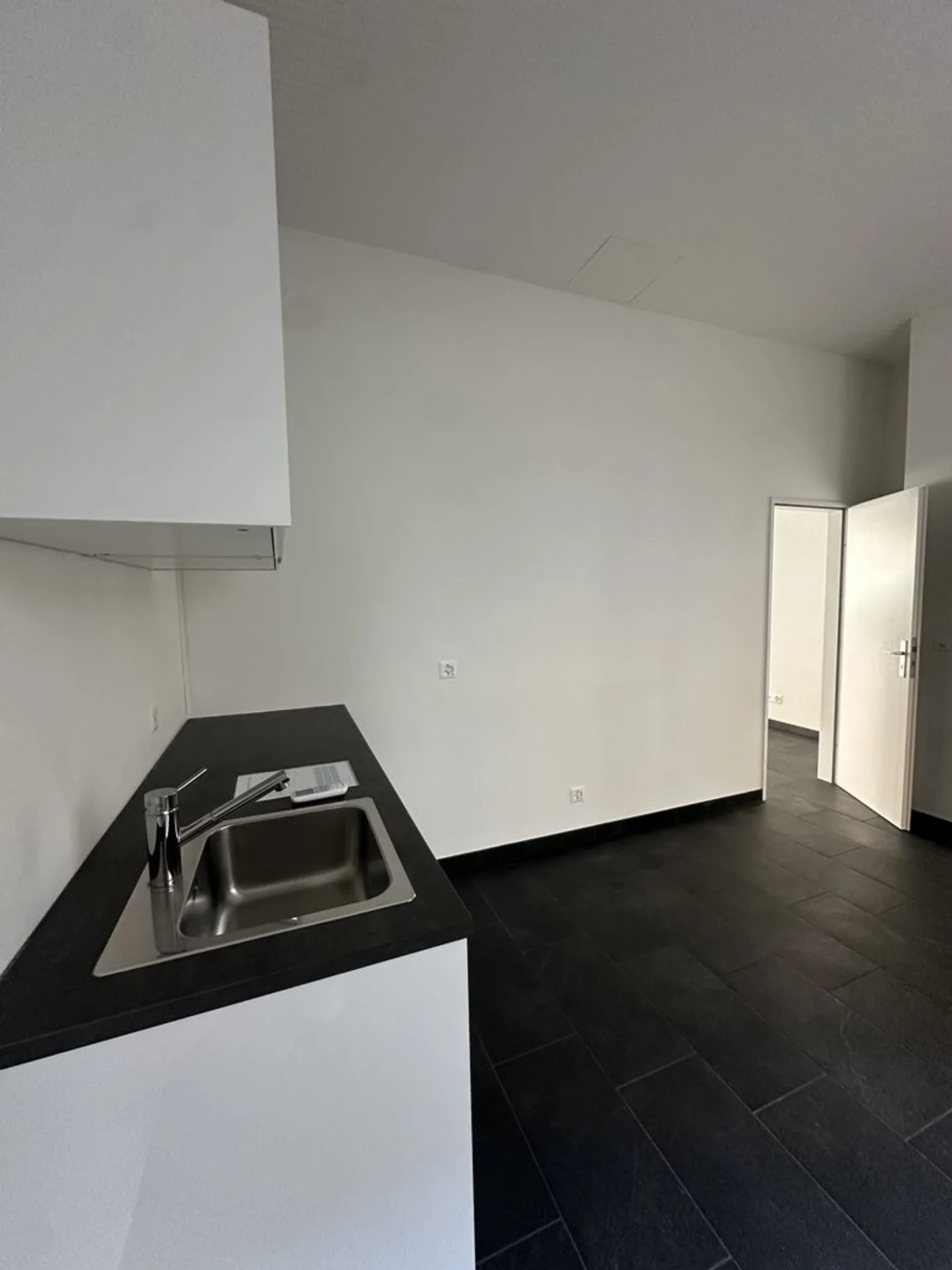 Spazio commerciale luminoso con vetrina per negozio, ufficio o studio - Foto 7 di 8