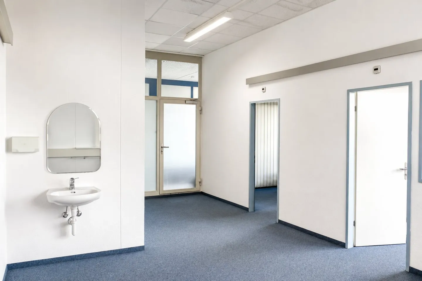 Practice, commercial, production and storage spaces – all under one roof. At attractive conditions. - Photo 5 of 13