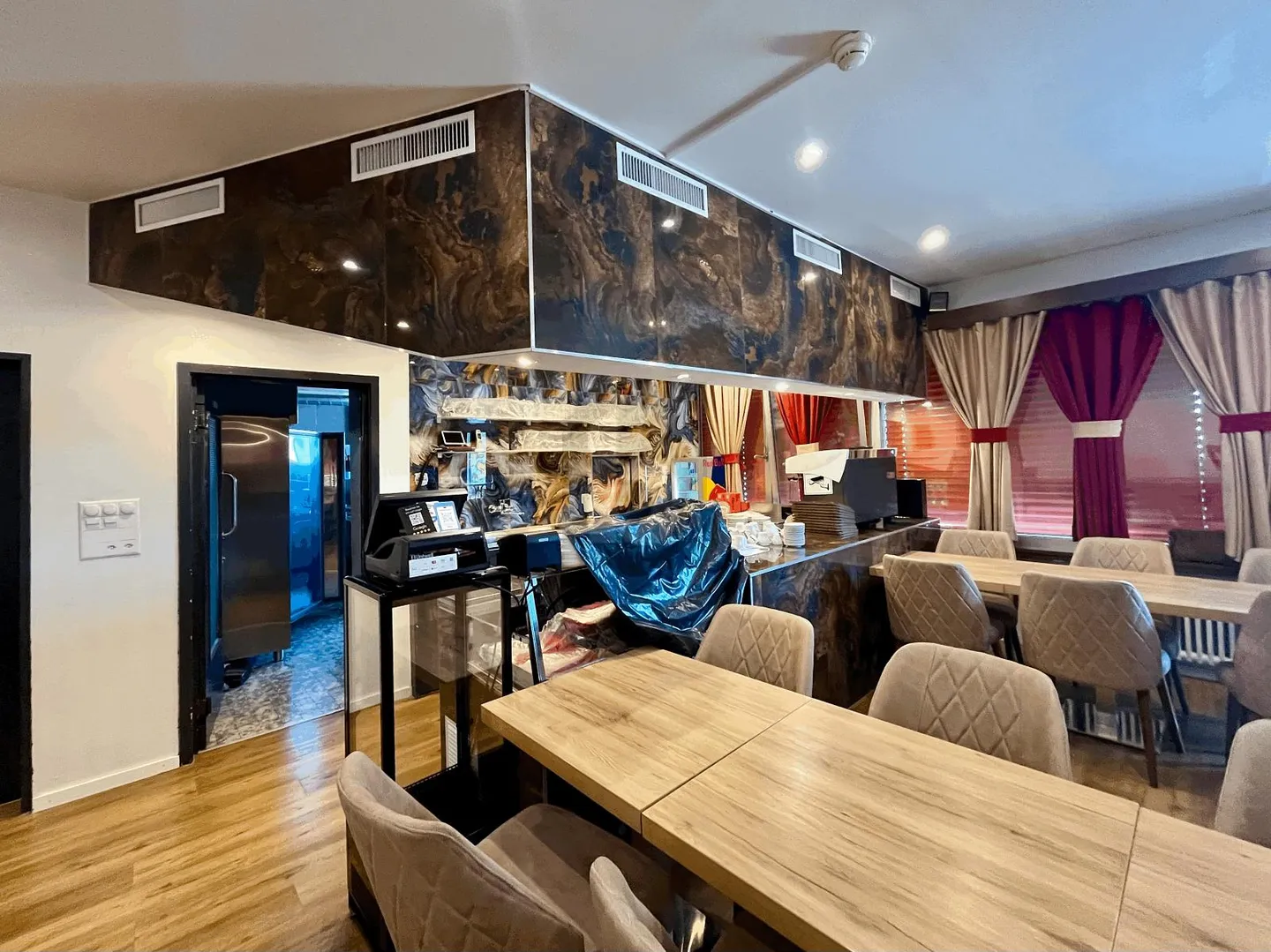 FRESHLY RENOVATED WITH LARGE TERRACE - Photo 2 of 6