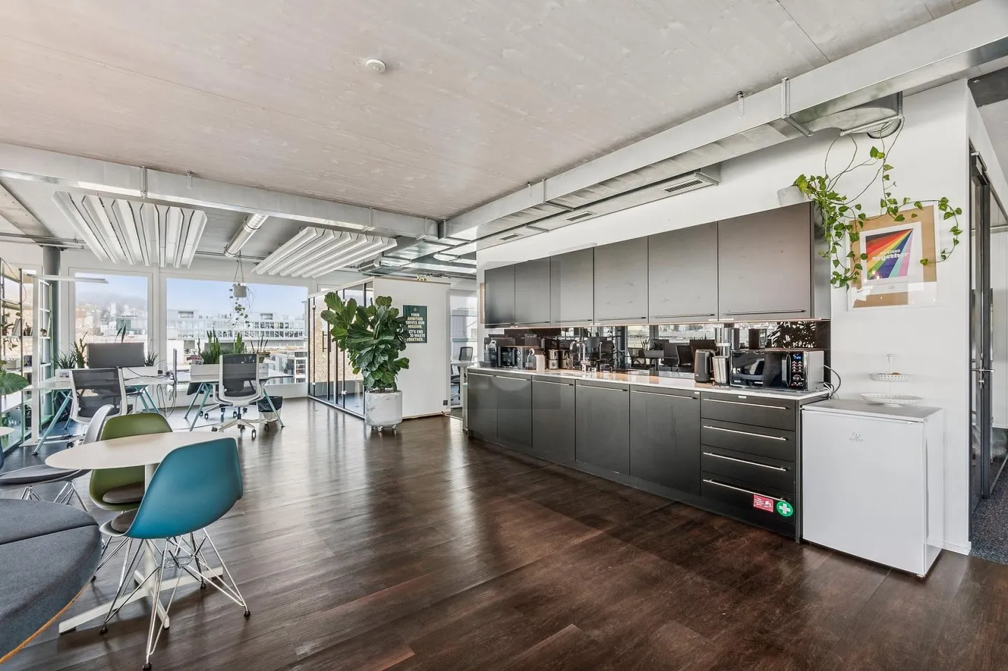 SMART OFFICE IN THE VIBRANT CIRCLE 5 - Photo 3 of 6
