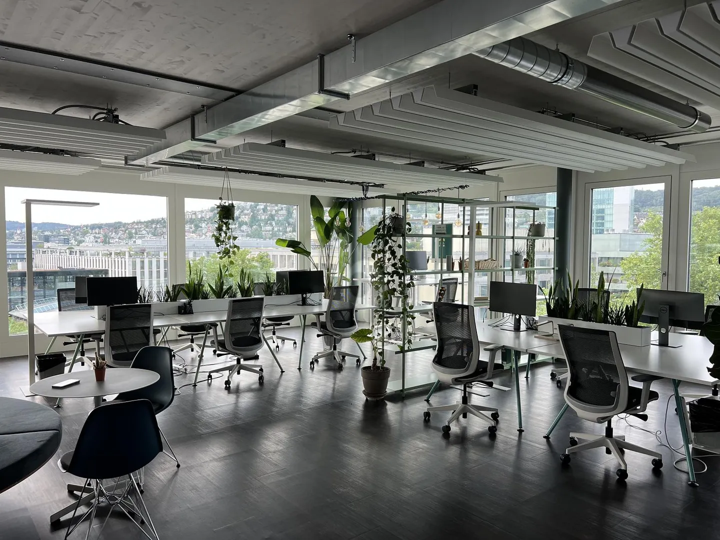 SMART OFFICE IN THE VIBRANT CIRCLE 5 - Photo 4 of 6