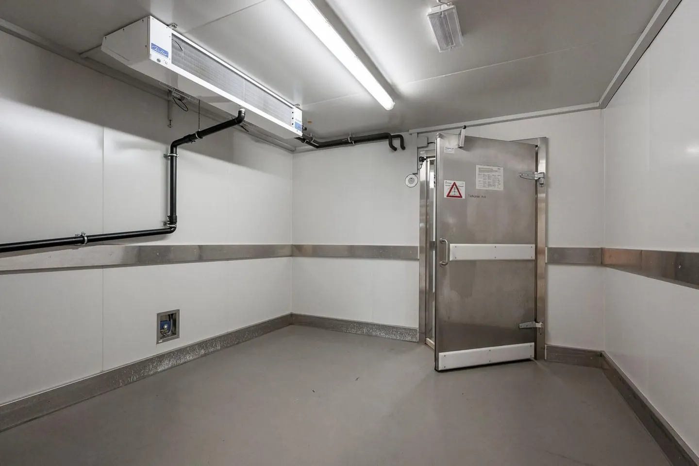Espace de vente avec très bonne visibilité incluant un système de refroidissement - Rez-de-chaussée ! - Photo 12 sur 13