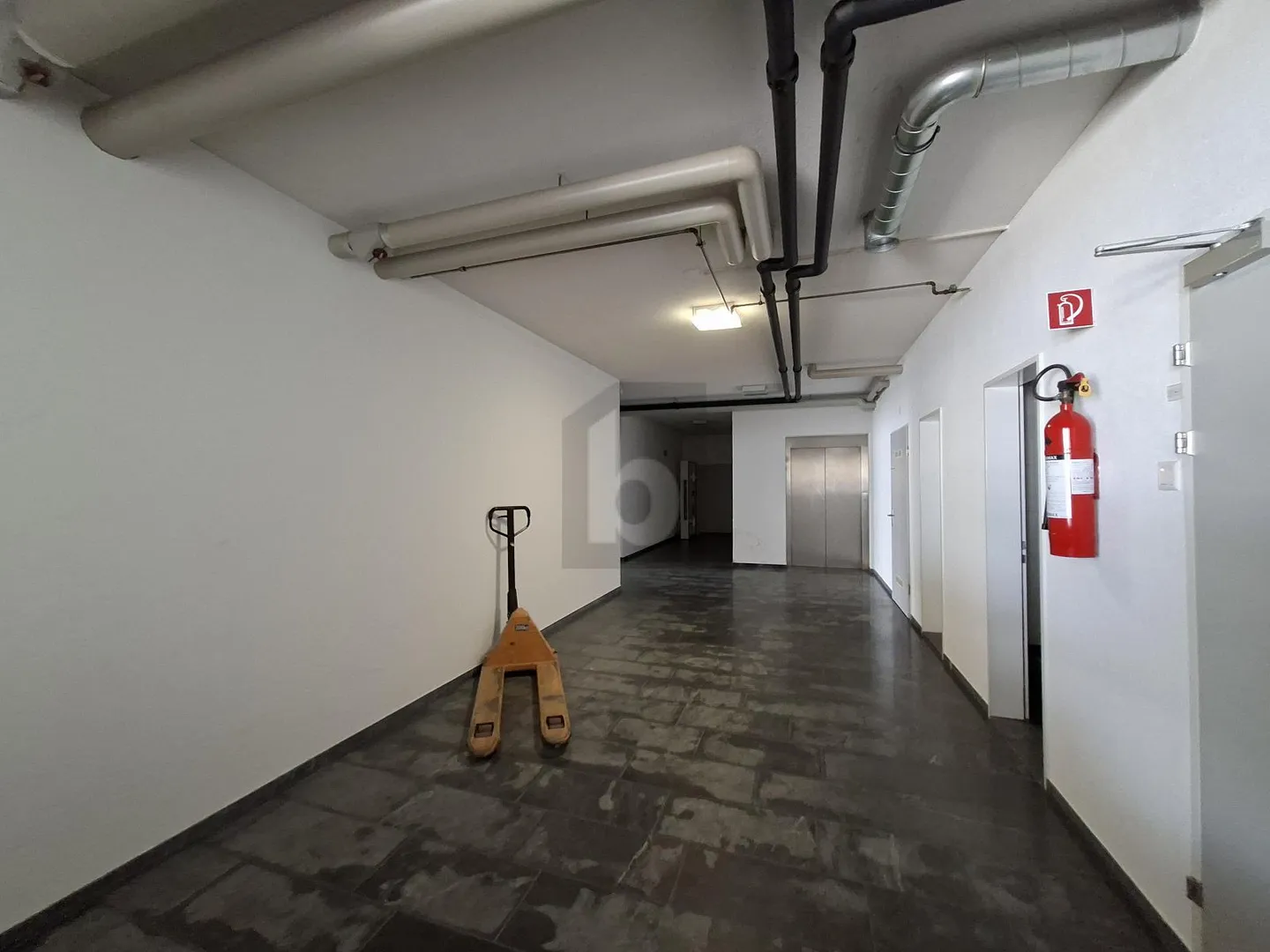 Geräumiger Lagerraum mit Lift - Foto 4 von 6