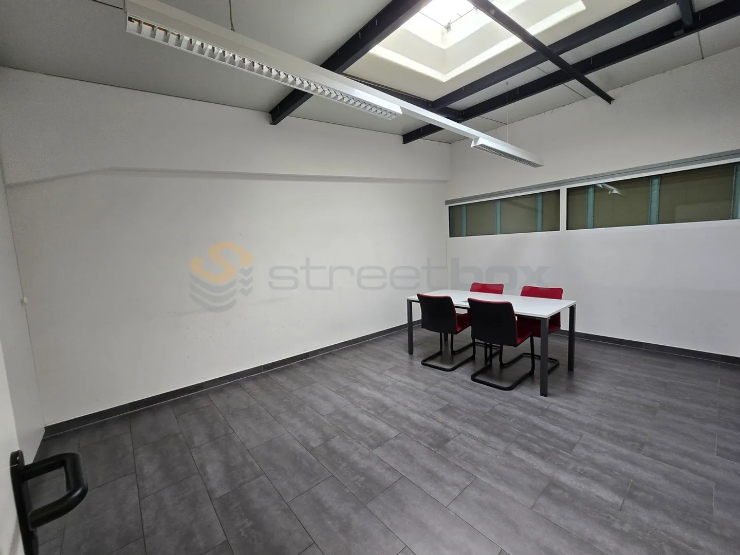 Streetbox triple de 180m2 très bien situé - 1er loyer offert - Photo 9 of 13