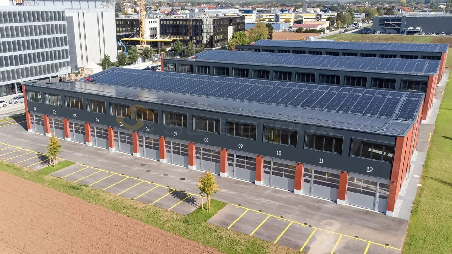 Streetbox double of 230m2 very well located! - Photo 1 of 3