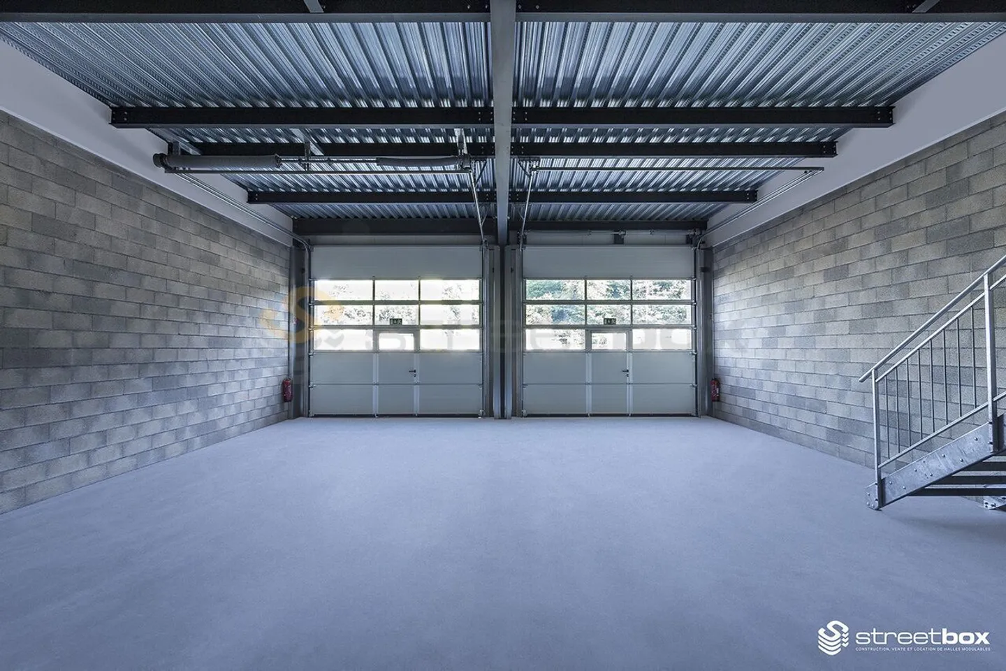 Streetbox double of 230m2 very well located! - Photo 2 of 3