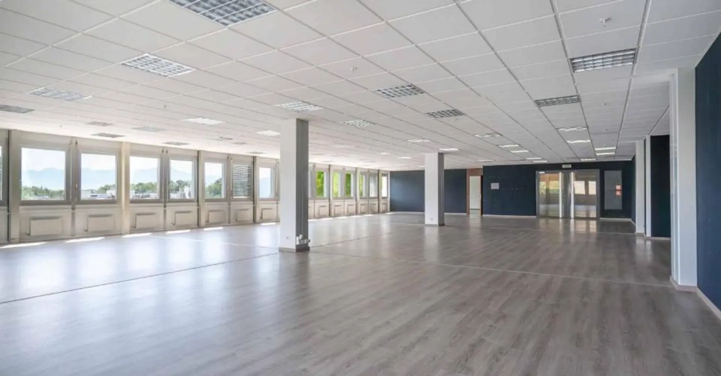 Privatize your level with this 360° surface that offers an ideal positioning - Photo 6 of 7