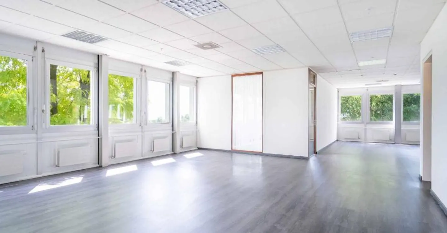 Privatize your level with this 360° surface that offers an ideal positioning - Photo 3 of 7