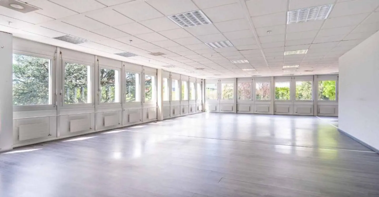 Privatize your level with this 360° surface that offers an ideal positioning - Photo 4 of 7