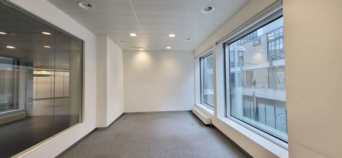 Gewerbefläche im Erdgeschoss - Foto 6 von 12