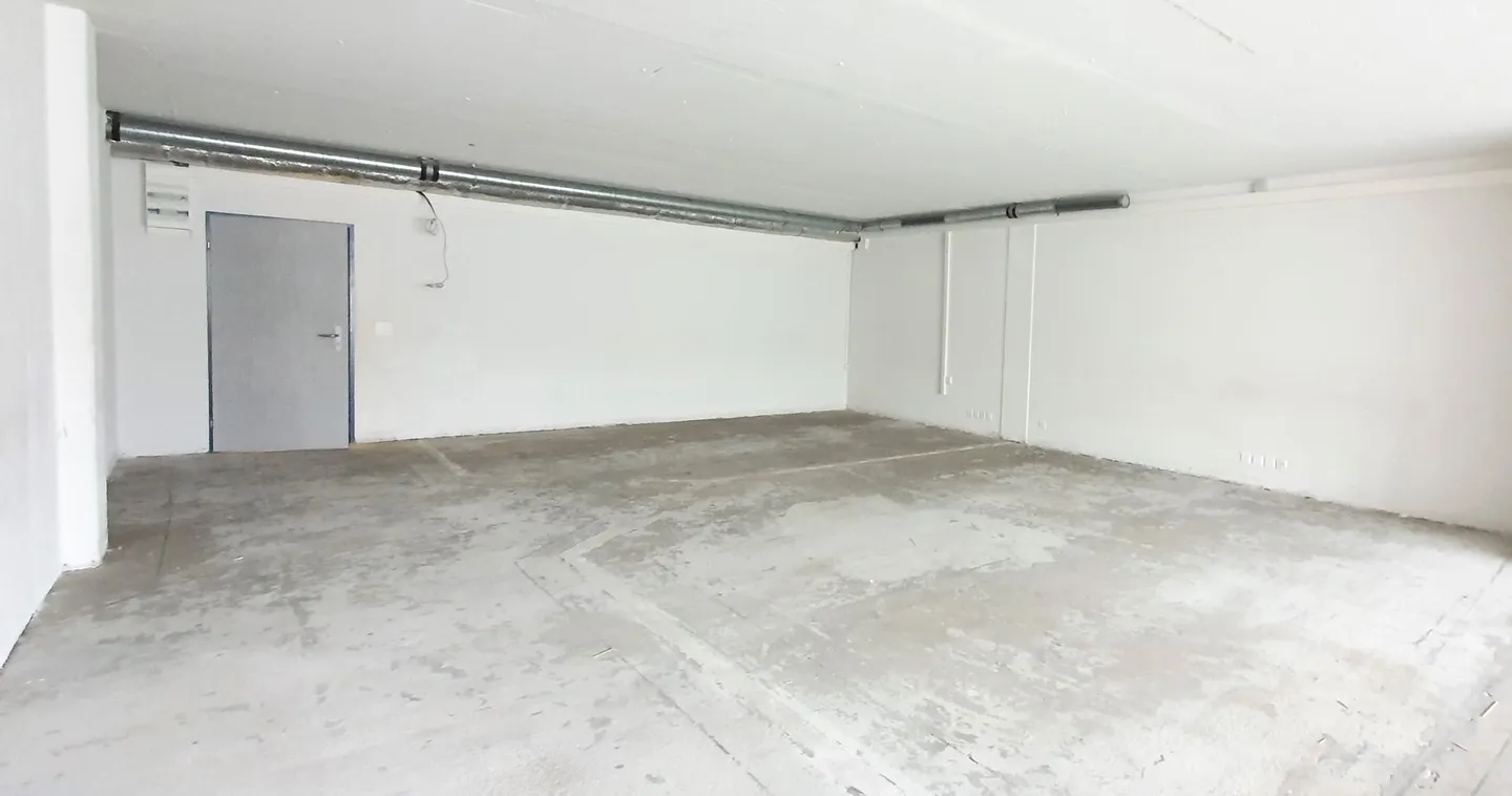 Functional commercial spaces in an attractive environment! - Photo 2 of 7