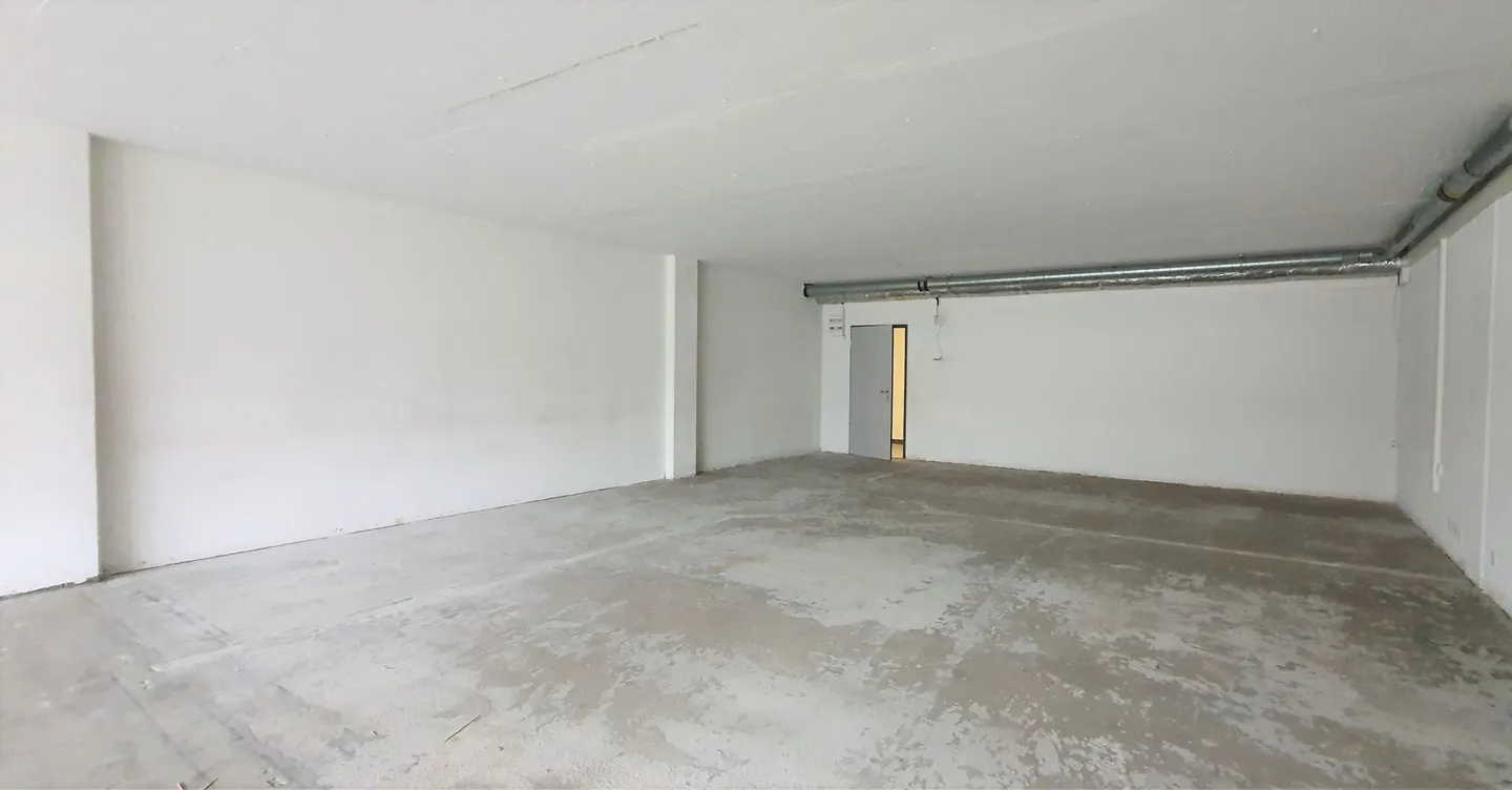 Functional commercial spaces in an attractive environment! - Photo 4 of 7