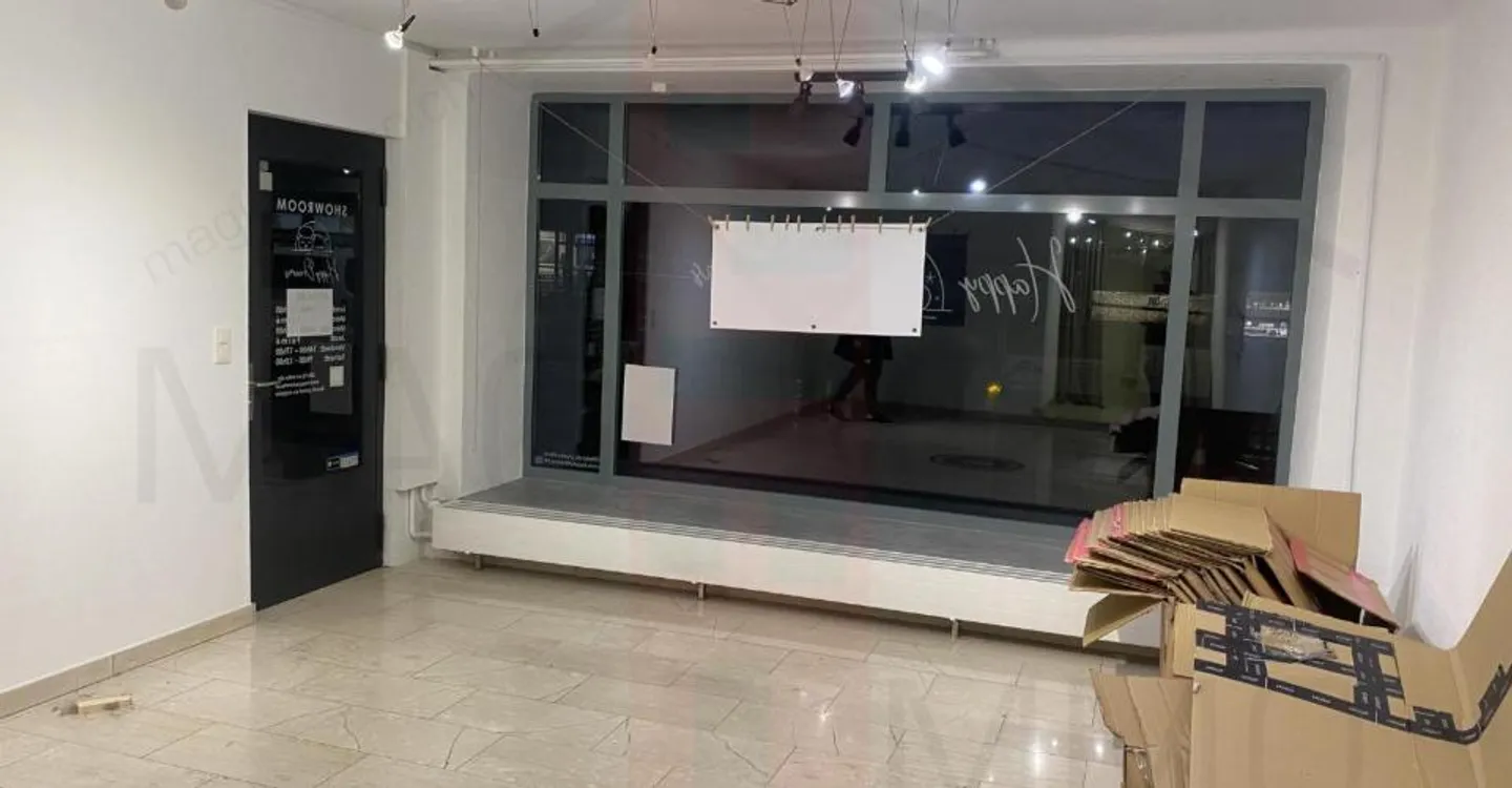 Commercial space with window in the city center of Delémont - Photo 8 of 9