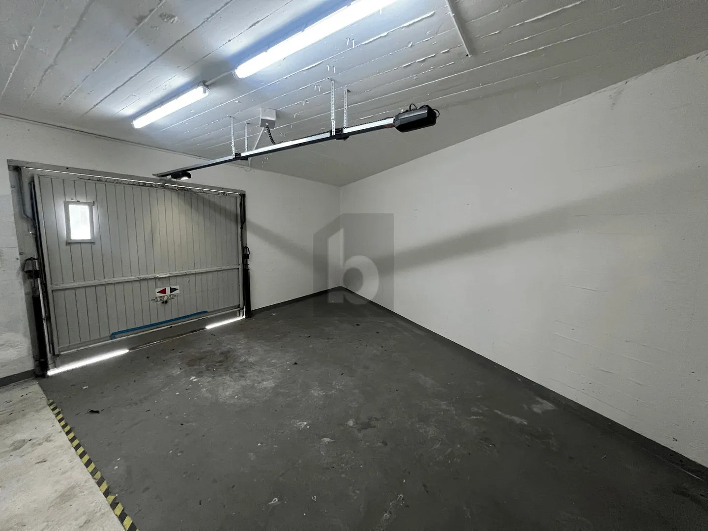 SPACIOUS, FLEXIBLE WITH PRIVATE GARAGE - Photo 3 of 5