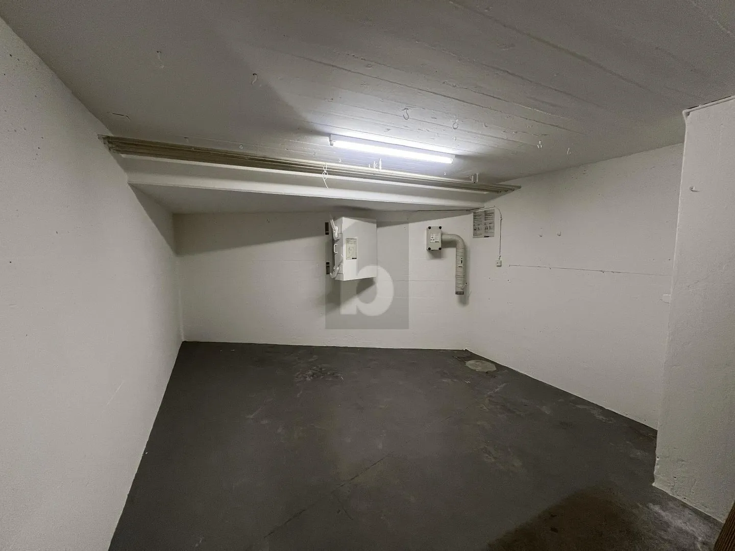 SPACIOUS, FLEXIBLE WITH PRIVATE GARAGE - Photo 4 of 5
