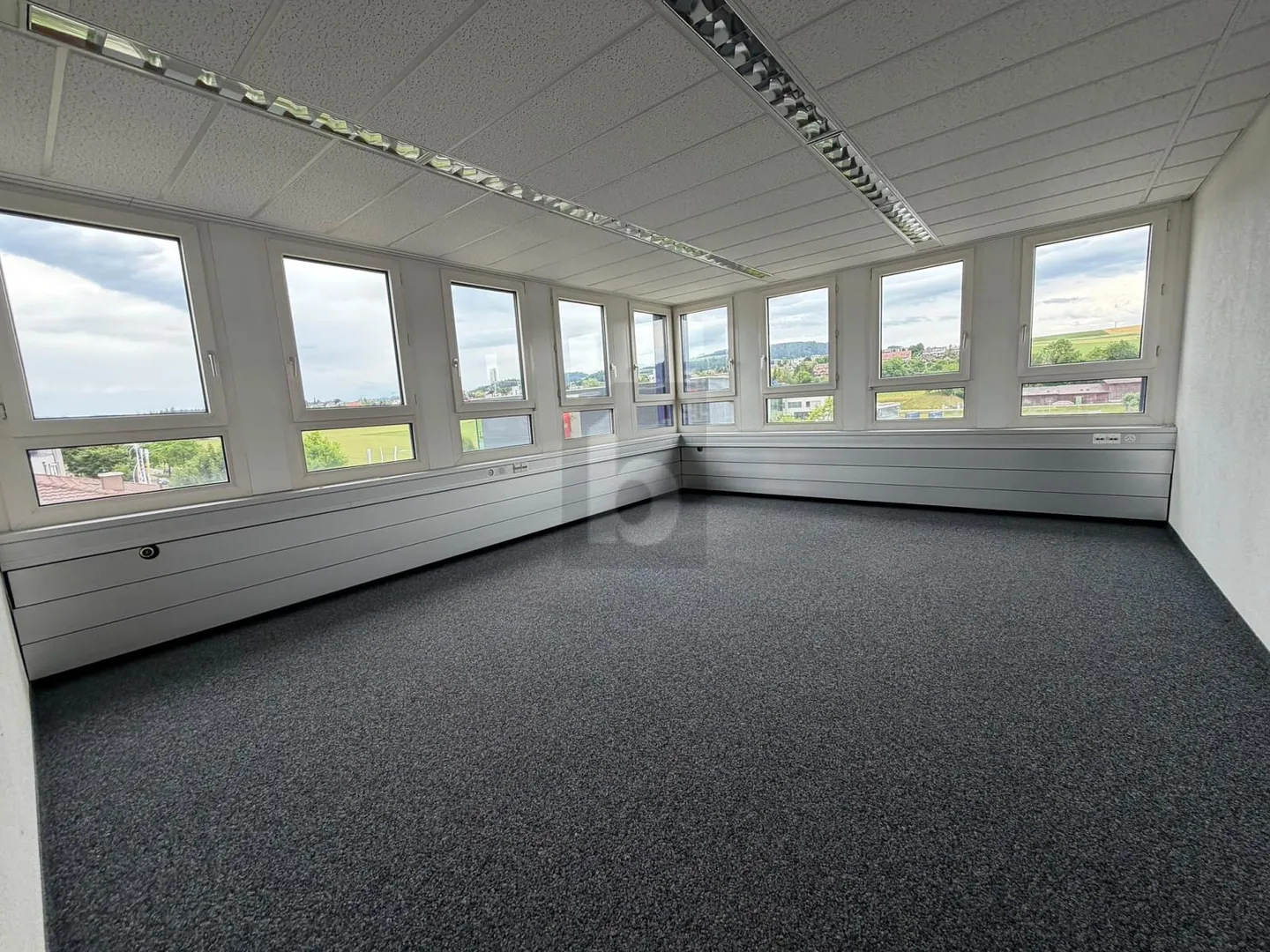 SPACIOUS AND LIGHT-FILLED - Photo 2 of 5