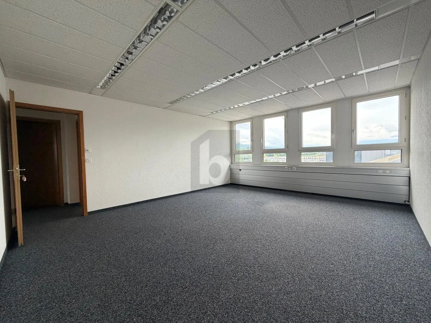 SPACIOUS AND LIGHT-FILLED - Photo 4 of 5