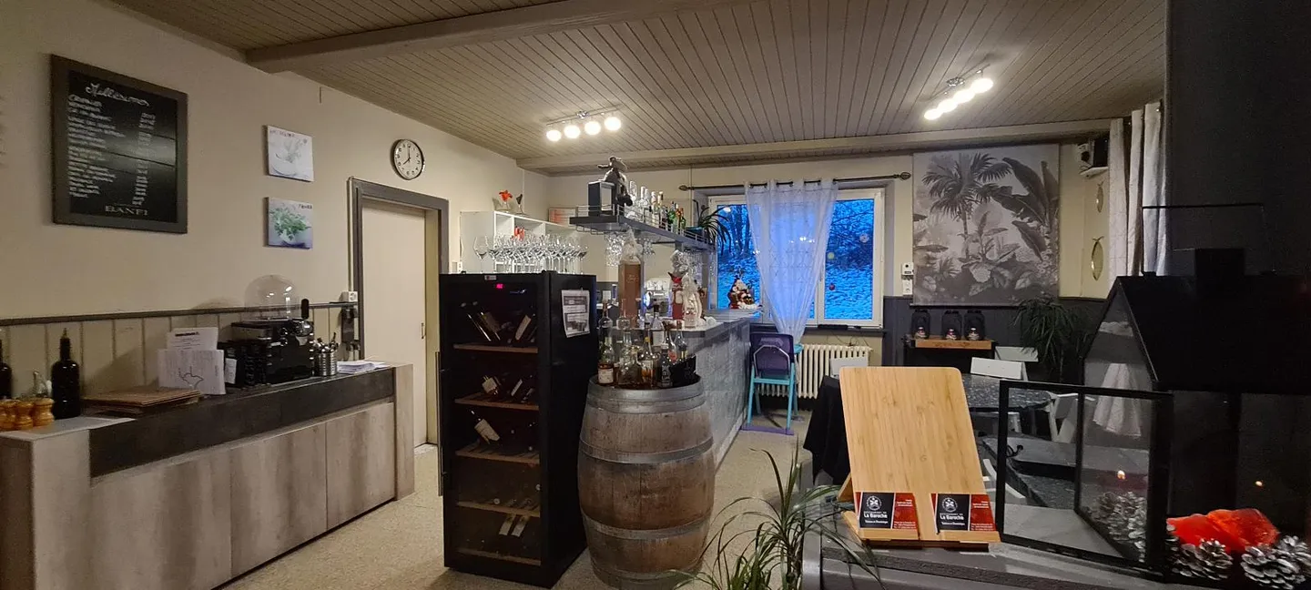 IDEALLY LOCATED, WITH A LOYAL CLIENTELE - Photo 3 of 5