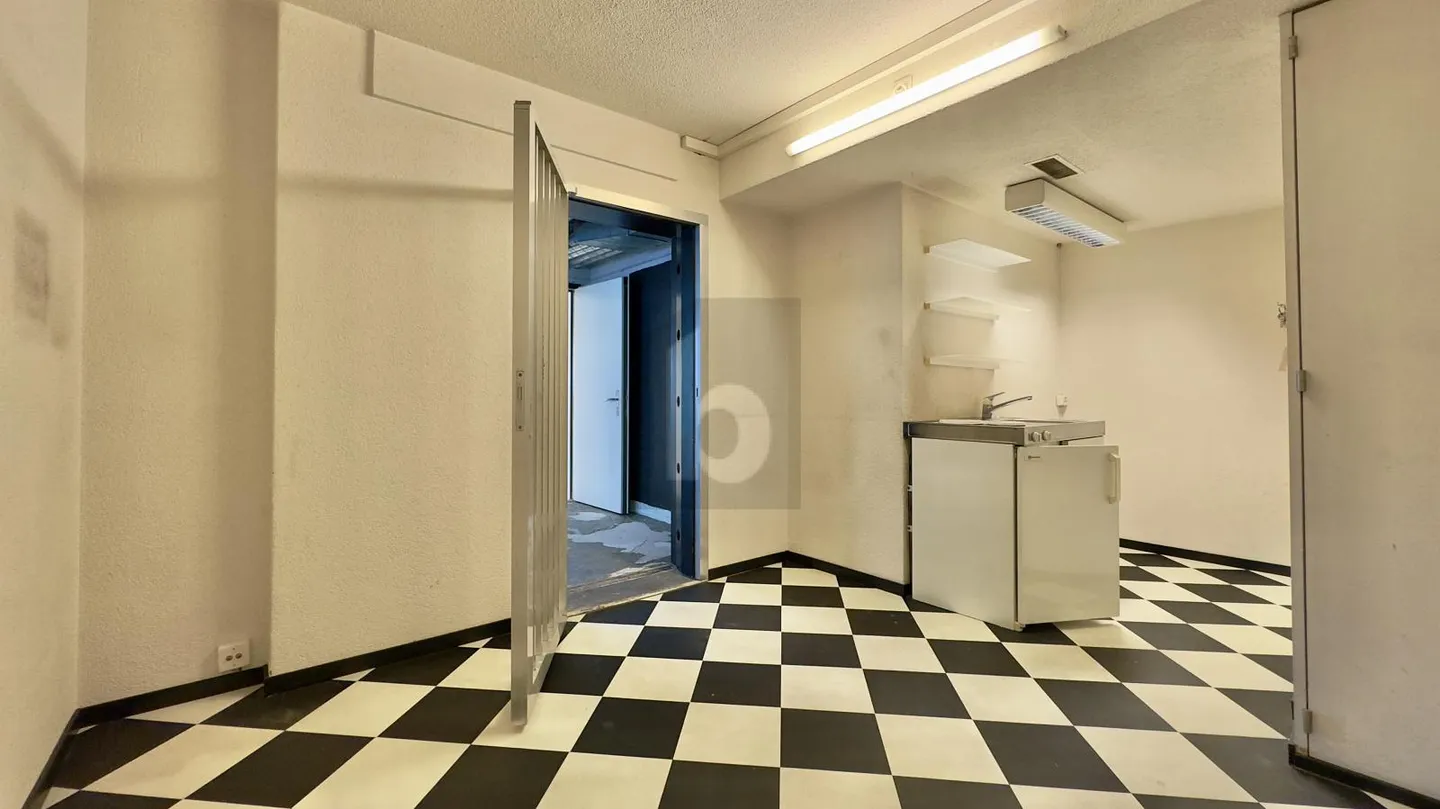 CENTRAL AND IN A DESIRABLE LOCATION - Photo 4 of 6