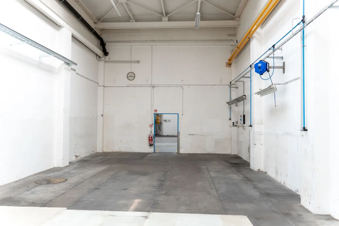 Storage space on the ground floor with ground-level access - 102 m² - Photo 2 of 4