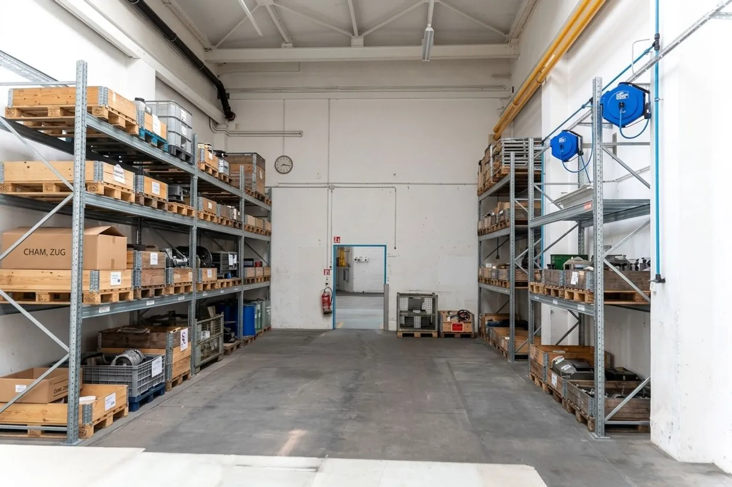 Storage space on the ground floor with ground-level access - 102 m² - Photo 1 of 4
