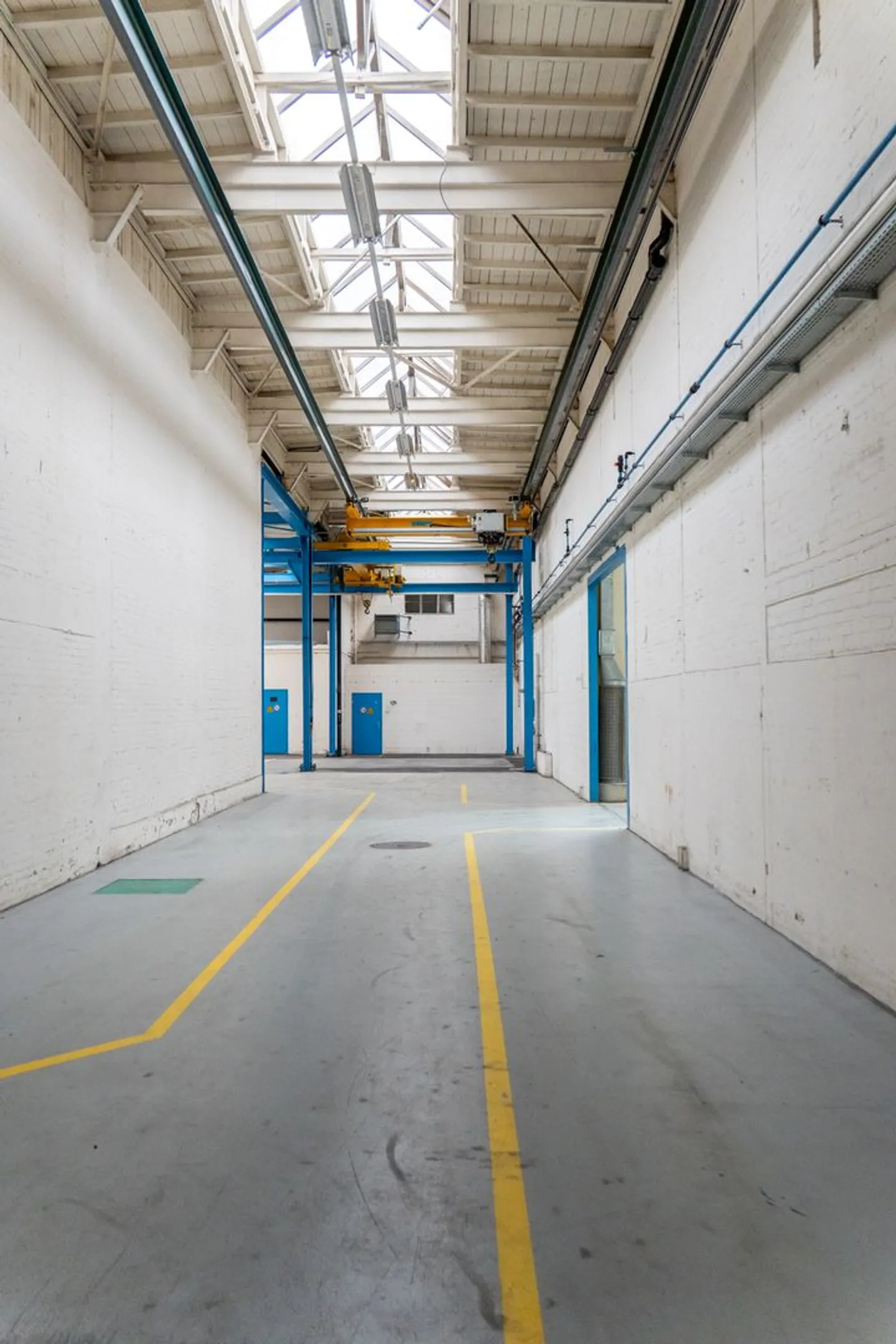 High Storage/Commercial Hall with Ground Level Access - 550 m² - Photo 4 of 8