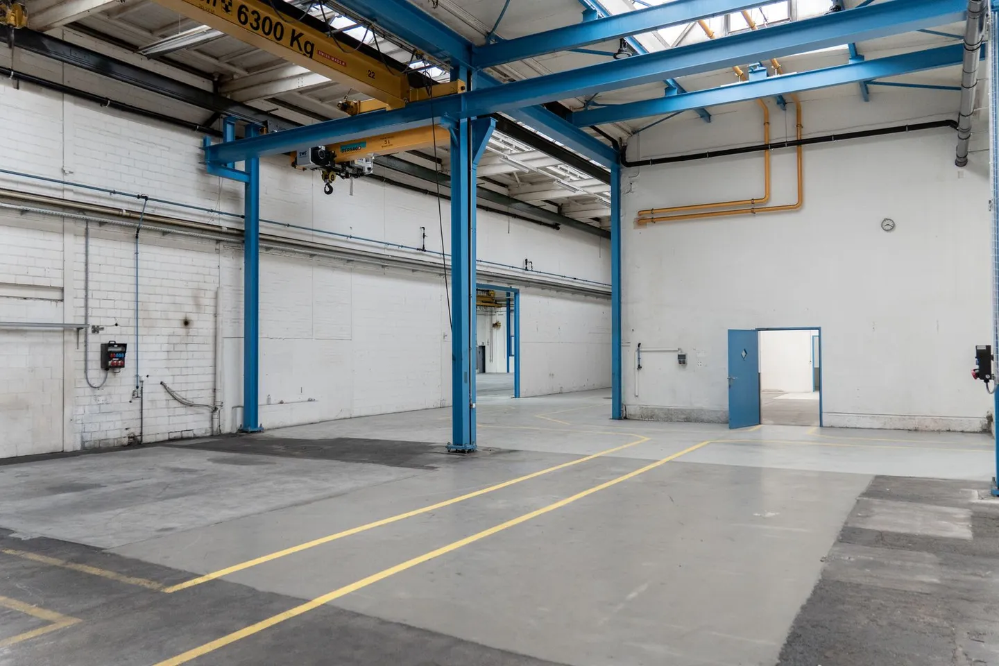 High Storage/Commercial Hall with Ground Level Access - 550 m² - Photo 6 of 8