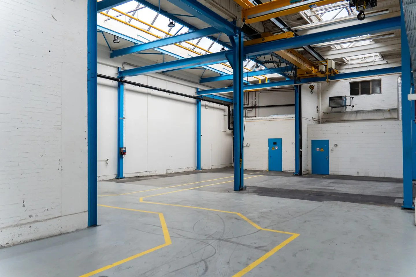 High Storage/Commercial Hall with Ground Level Access - 550 m² - Photo 5 of 8
