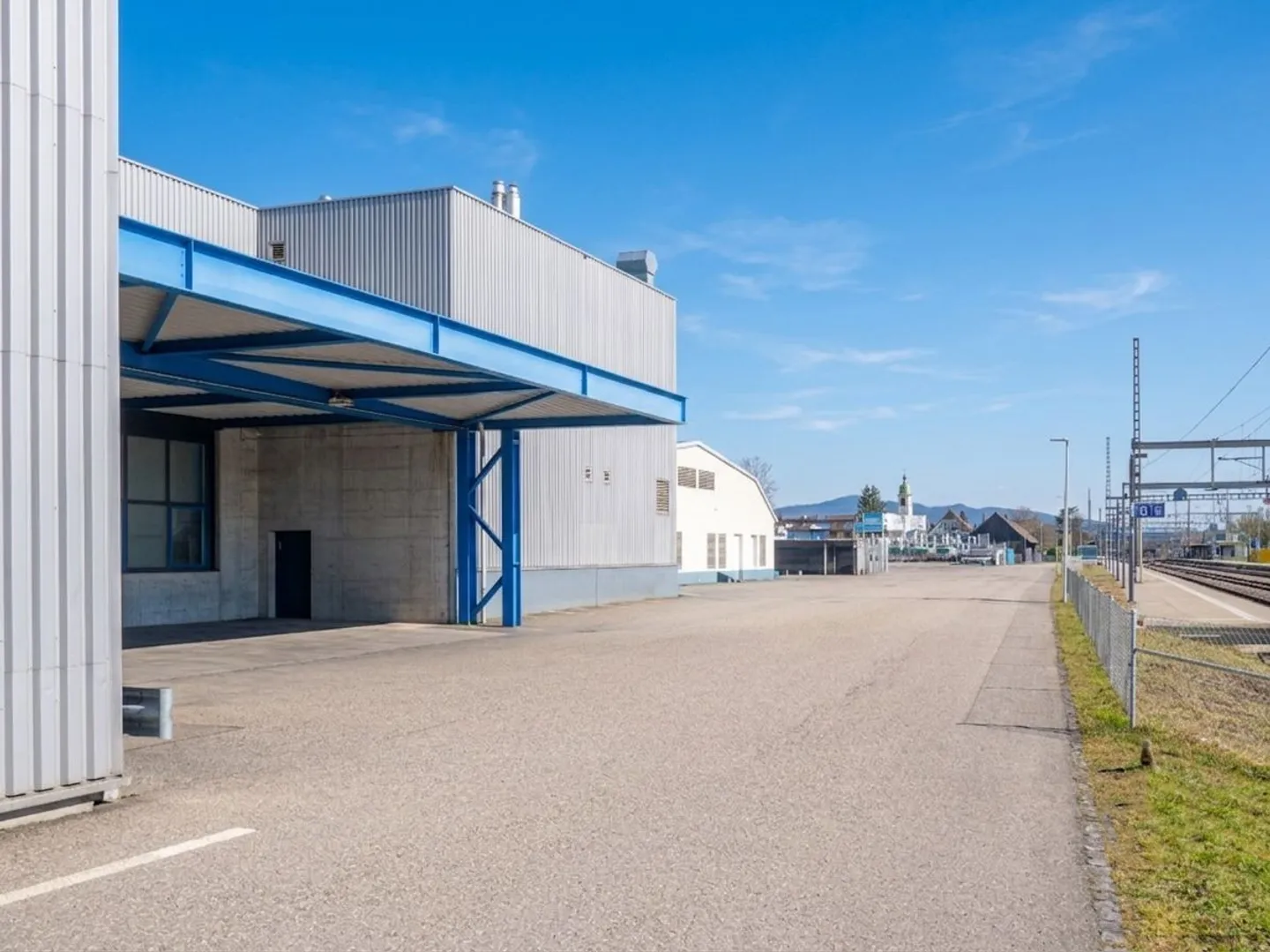 High Storage/Commercial Hall with Ground Level Access - 550 m² - Photo 7 of 8