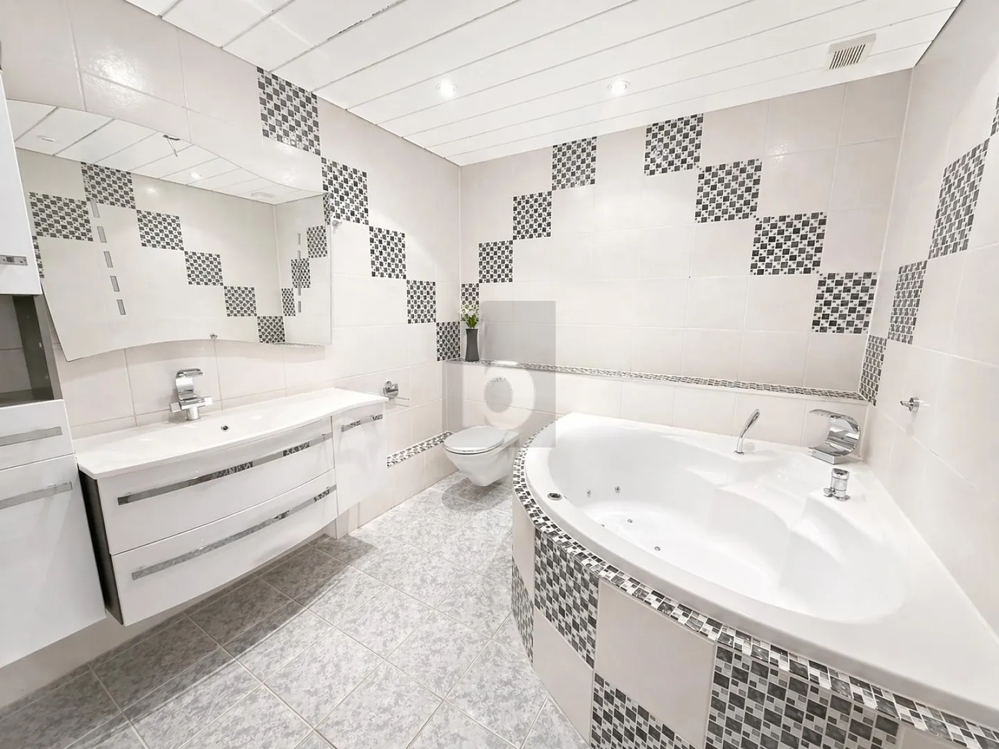 VERSATILE USAGE WITH KITCHEN AND BATHROOM - Photo 3 of 5