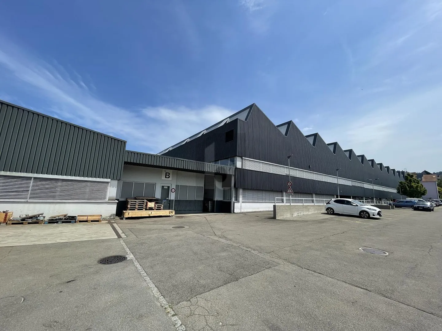 HUGE, GROUND-LEVEL AND ACCESSIBLE - Photo 1 of 6