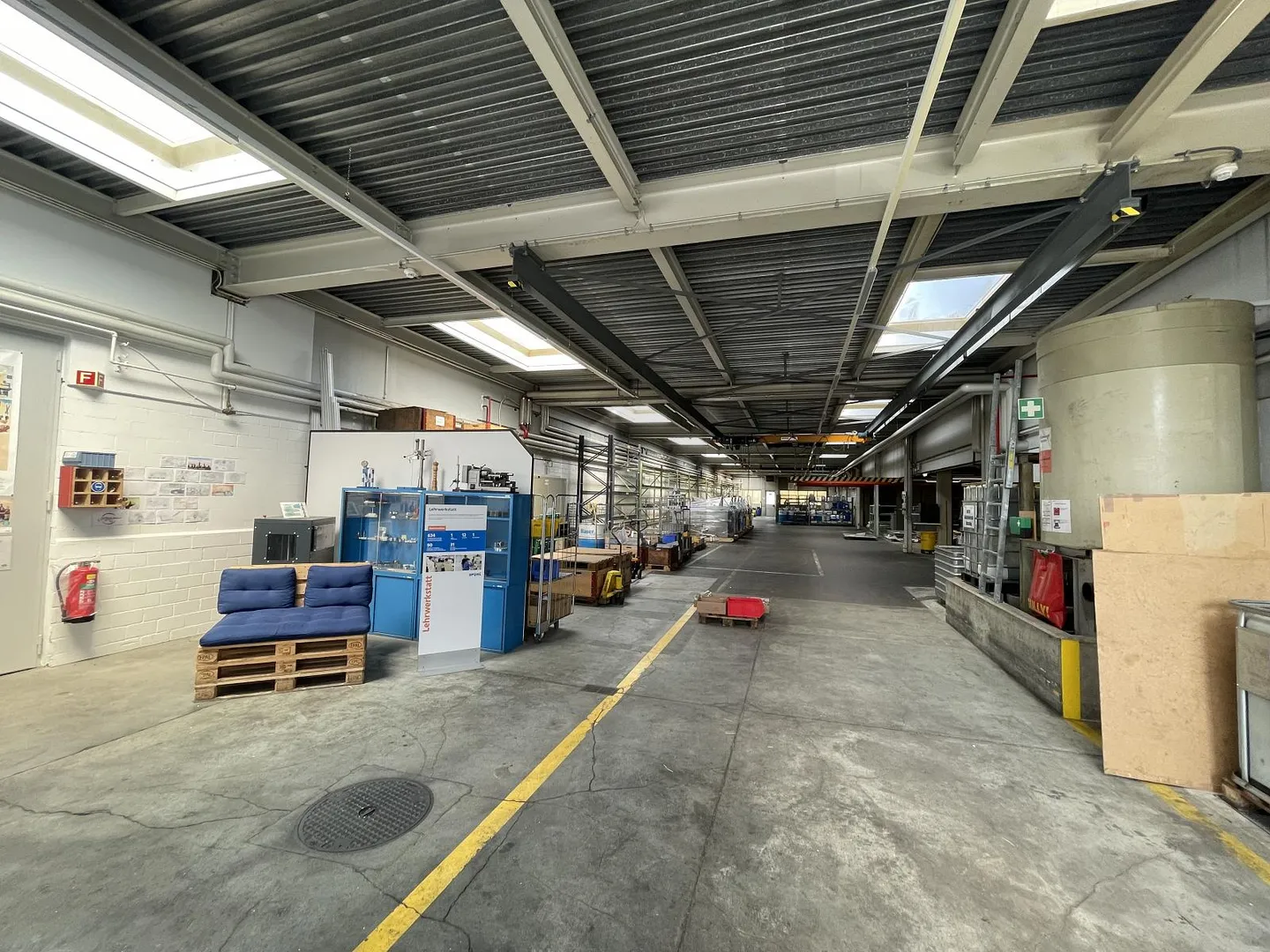 HUGE, GROUND-LEVEL AND ACCESSIBLE - Photo 4 of 6