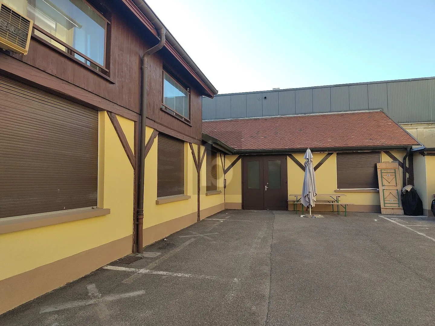 IDEALLY LOCATED SINGLE-STOREY IN A QUIET AREA - Photo 1 of 6