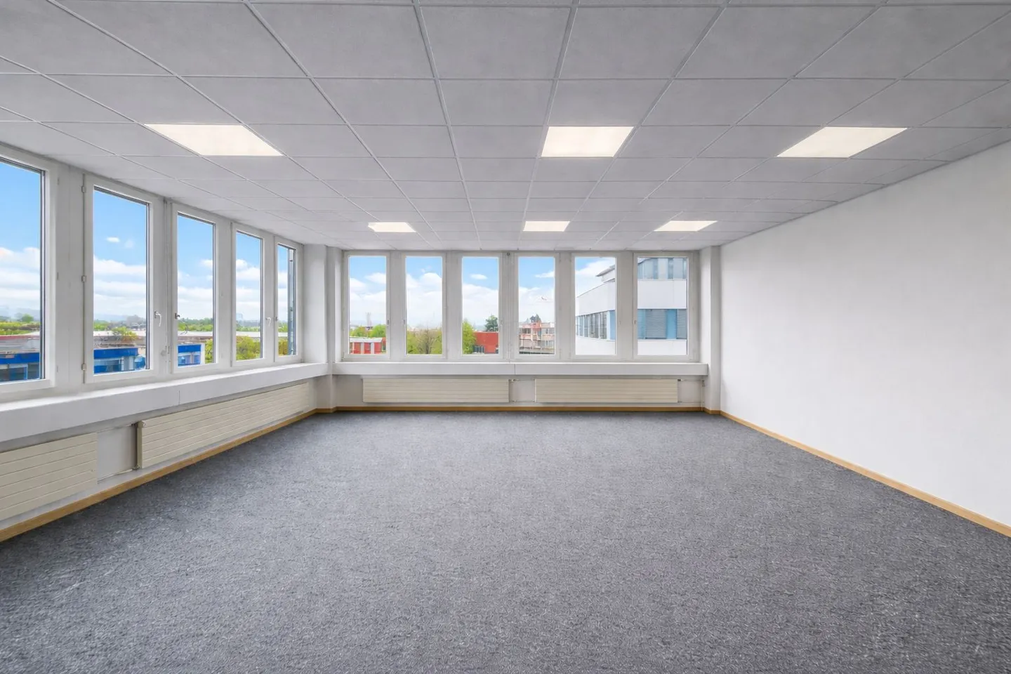 Ufficio angolare luminoso con cucina per tè - Trasloco su accordo - Foto 1 di 6
