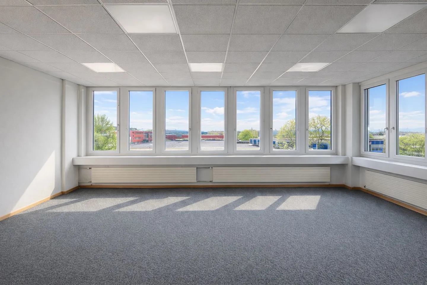 Ufficio angolare luminoso con cucina per tè - Trasloco su accordo - Foto 2 di 6