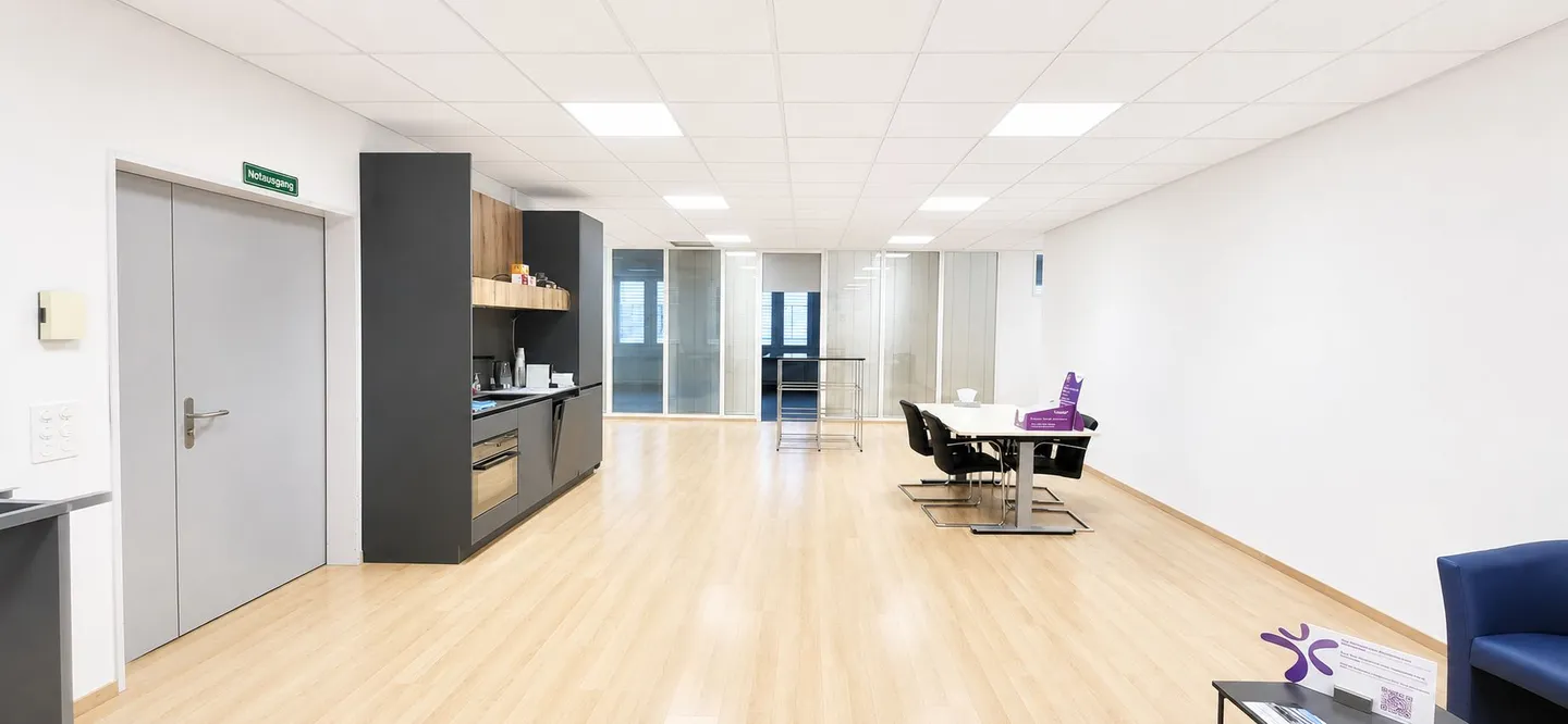 Ufficio angolare luminoso con cucina per tè - Trasloco su accordo - Foto 4 di 6