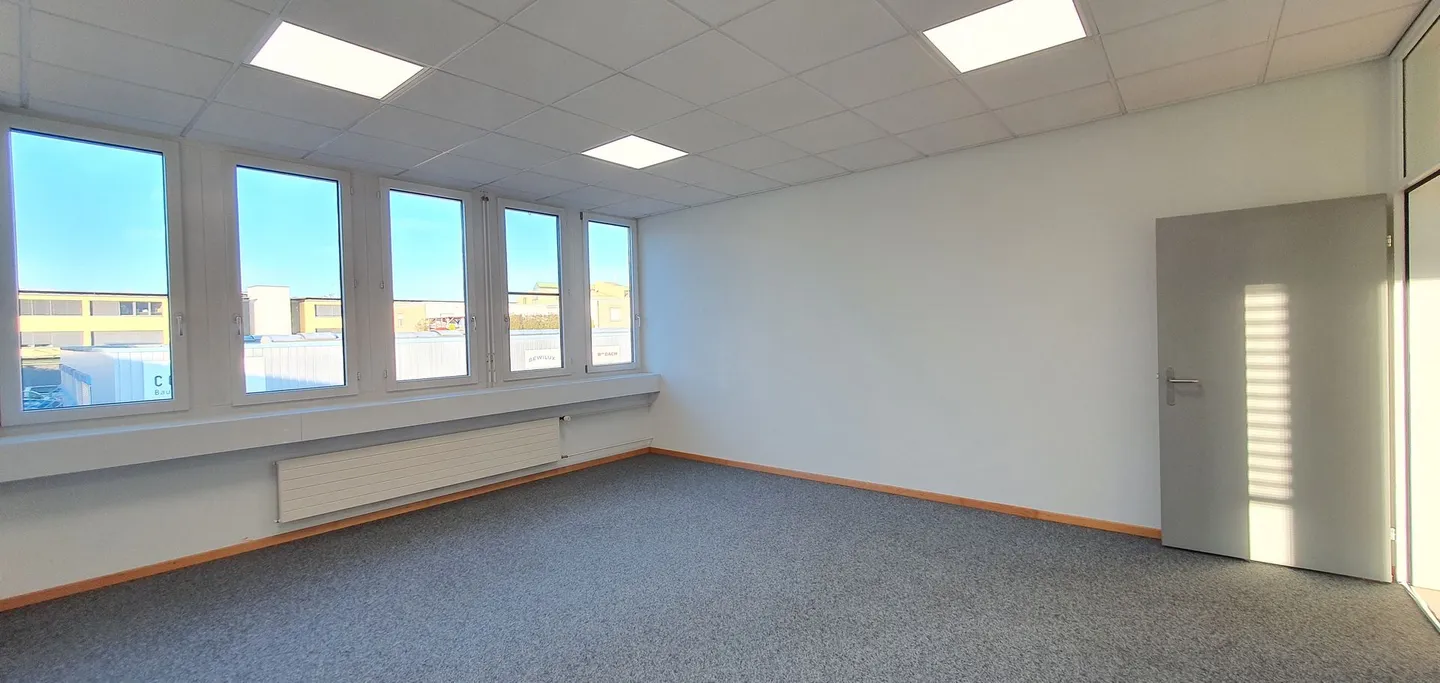 Ufficio angolare luminoso con cucina per tè - Trasloco su accordo - Foto 3 di 6