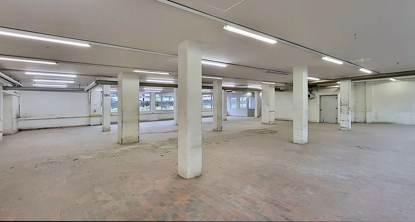 717 m² Spazio Commerciale con Consegna! - Foto 3 di 7