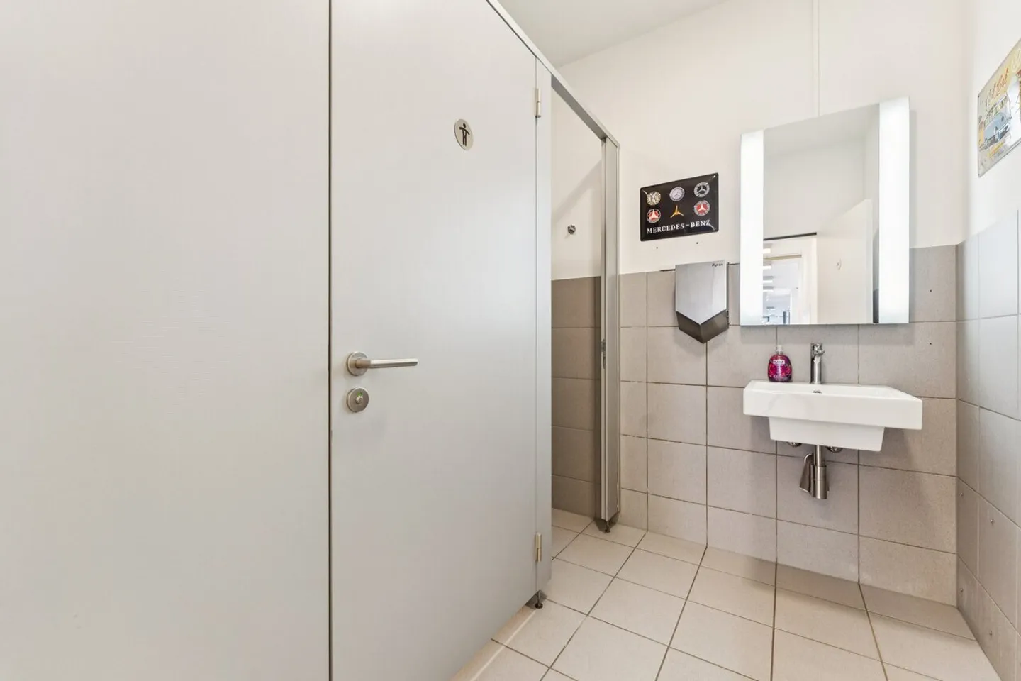 Sales Area/Showroom for Rent! - Photo 4 of 11