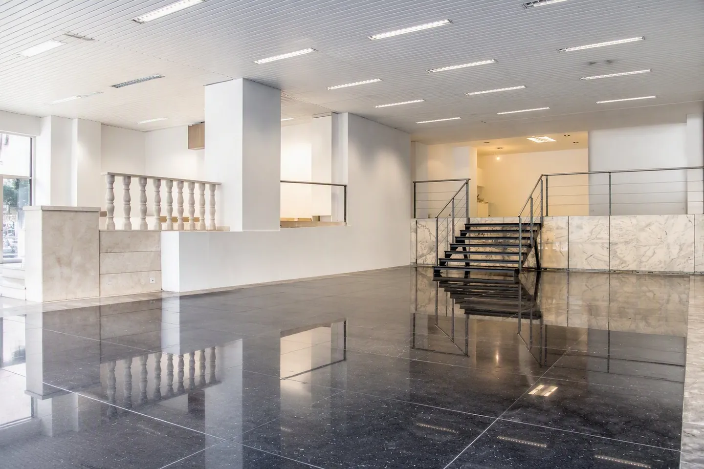 253 m² commercial space with high visibility in Zurich-Oerlikon - Photo 2 of 8
