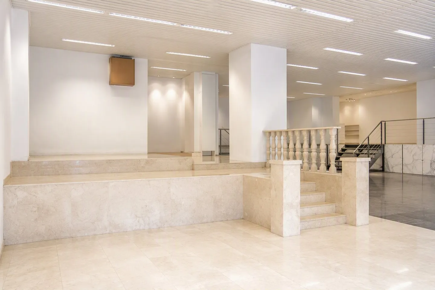 253 m² commercial space with high visibility in Zurich-Oerlikon - Photo 4 of 8