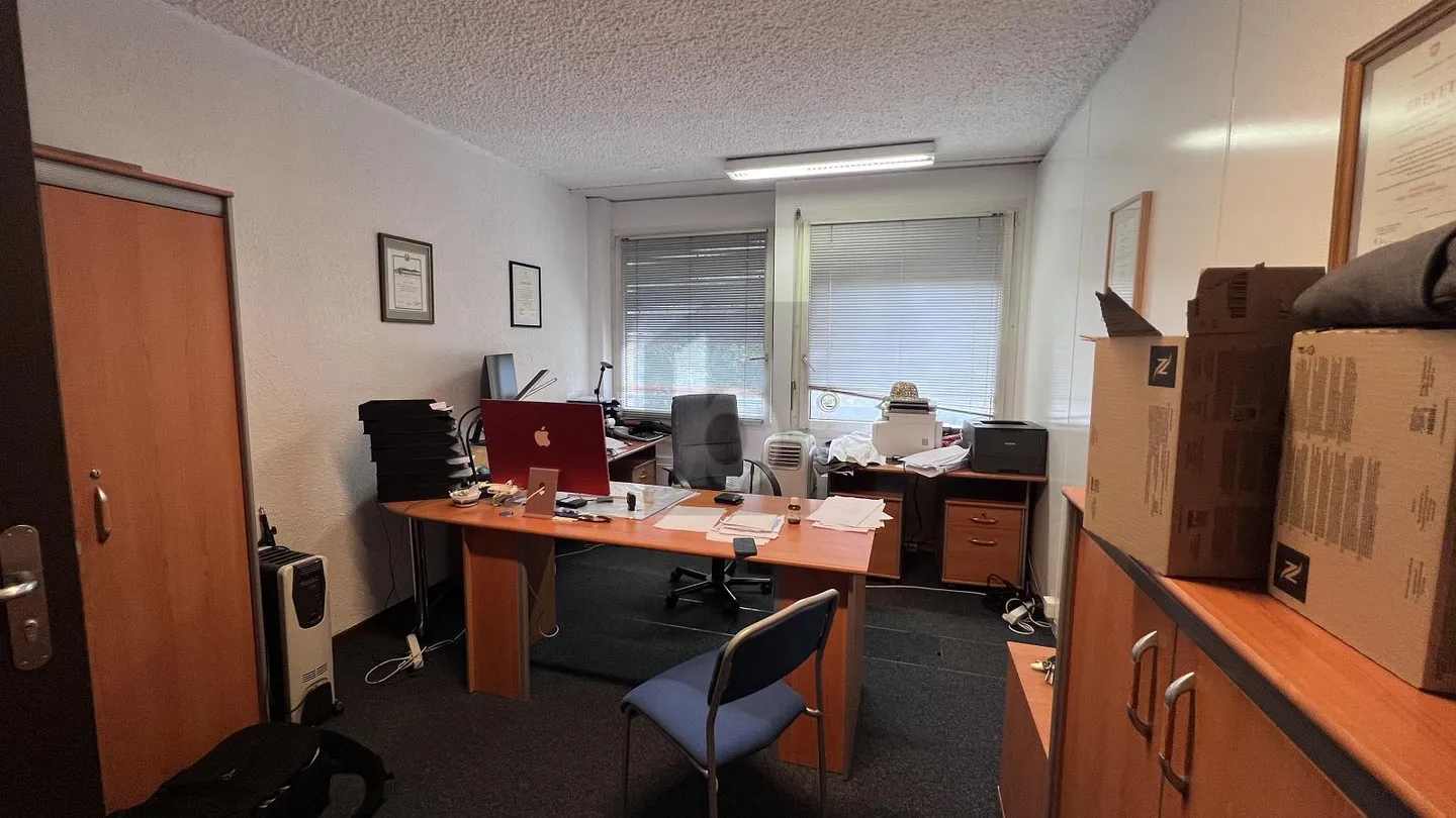 TIMELESS OFFICE SPACE NEAR THE CENTER - Photo 2 of 6
